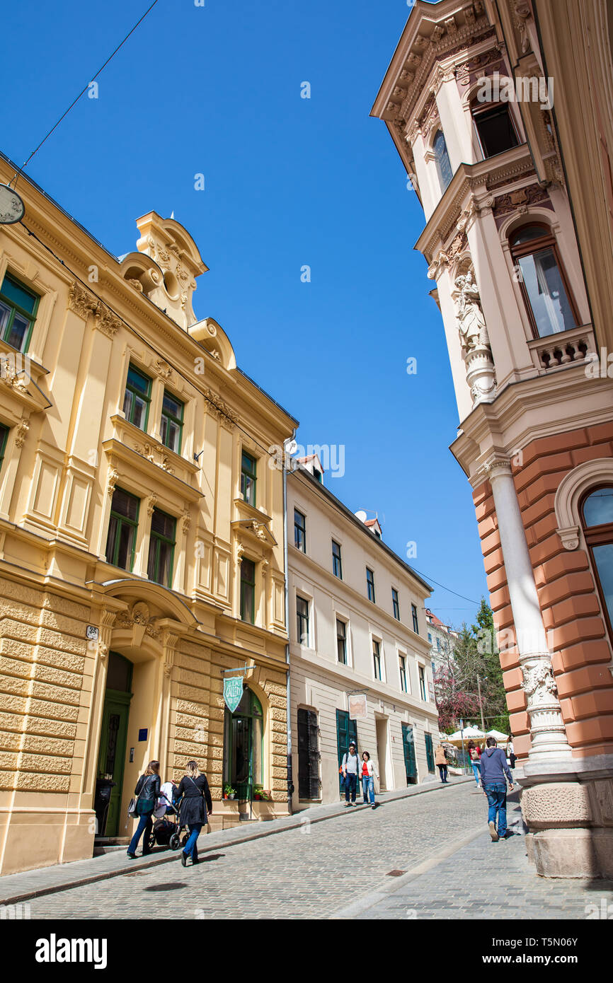 Zagabria, Croazia - aprile, 2018: la gente del posto e i turisti a piedi di una bellissima strada con antiche case nella città di Zagabria chiamato Radiceva ulica Foto Stock