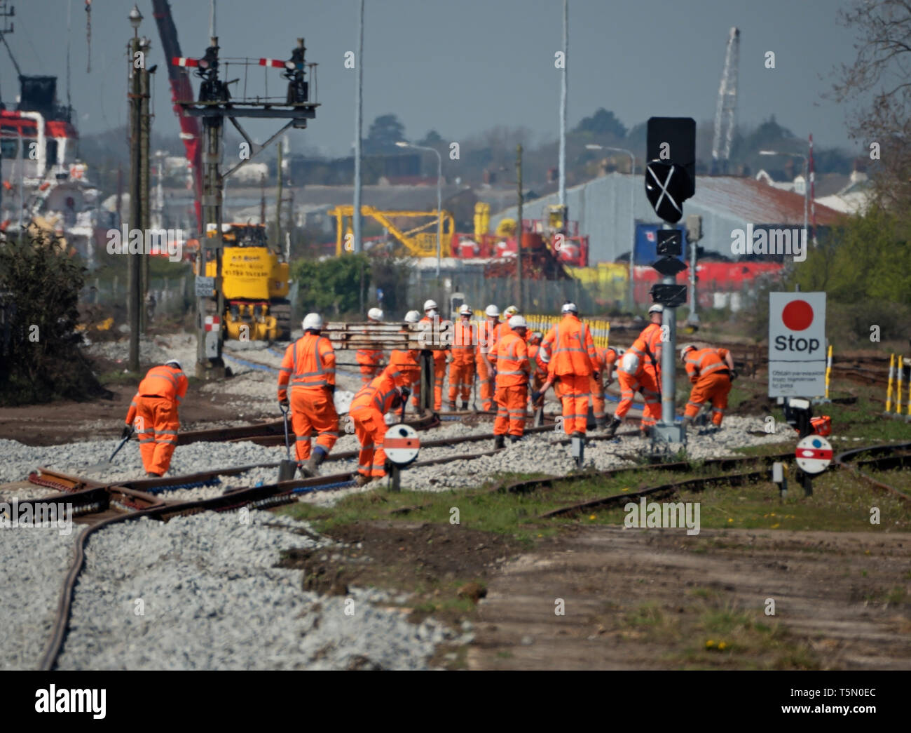 Banda di lavoratori ferroviari che sostituisce la pista di segnalazione, Lowestoft, Suffolk, Regno Unito Foto Stock