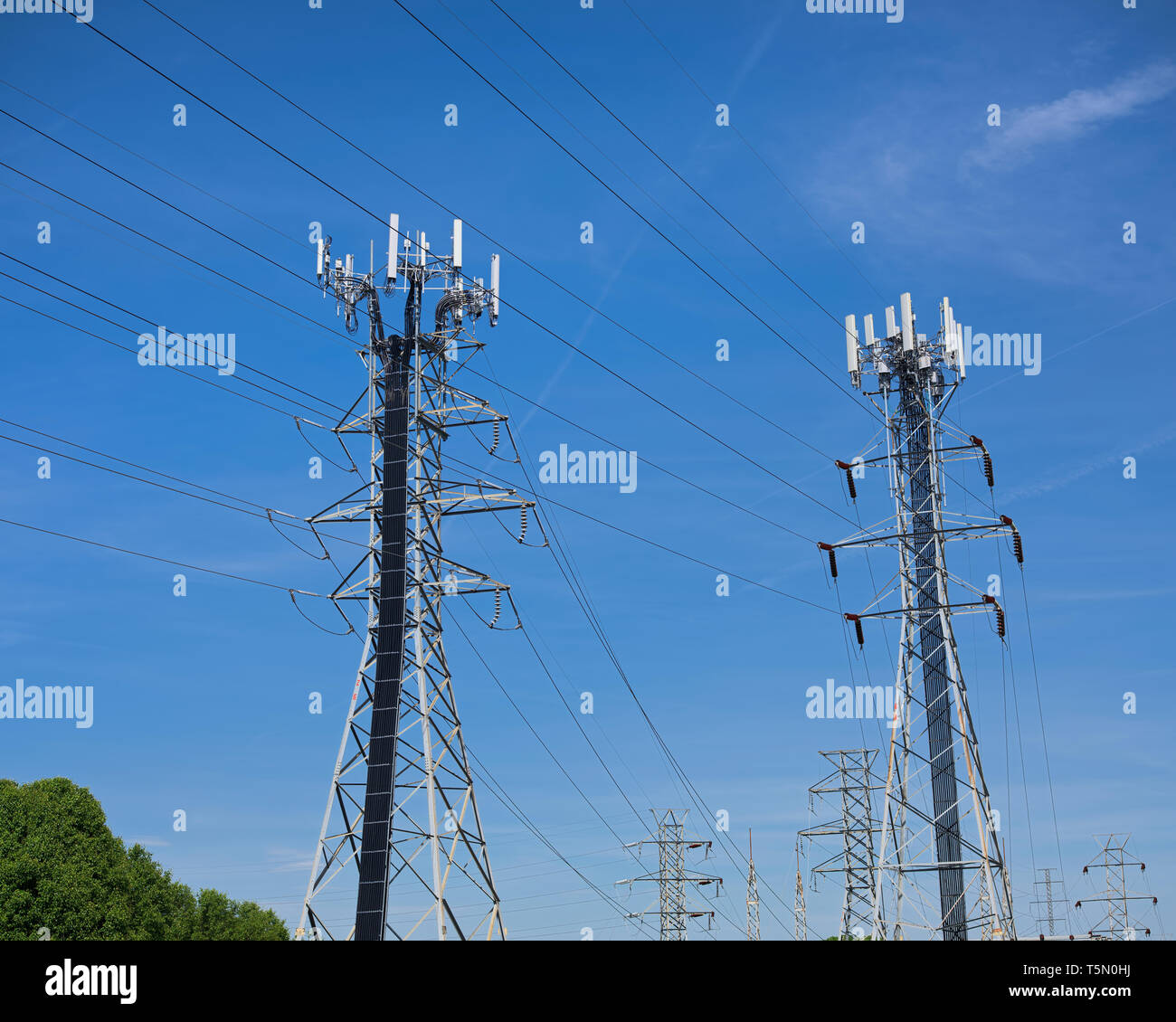 Linea di trasmissione torre utilizzata per le comunicazioni radio. Duplice scopo della torre per le linee di alimentazione e antenna radio sistemi. Foto Stock