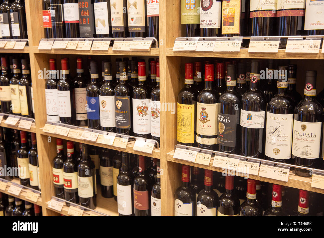 Vini italiani per la vendita in un Siena wine store,Toscana,Italia Foto Stock