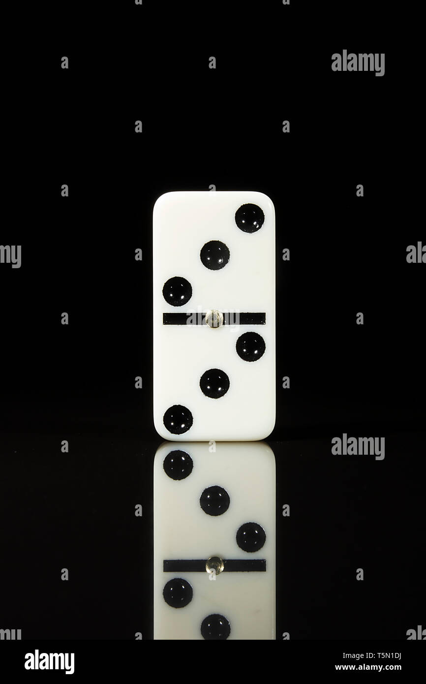 Una piastrella domino nero a superficie riflettente Foto Stock