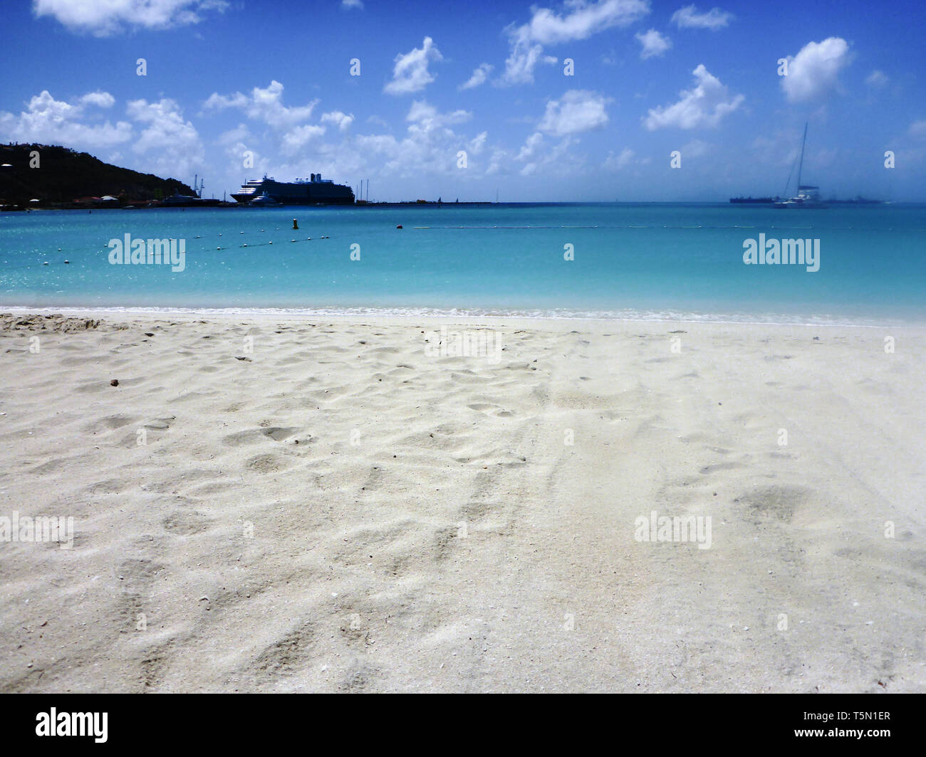 Spiaggia con sabbia bianca e acqua turchese in Philipsburg - Sint Maarten - Saint Martin - isola dei Caraibi Foto Stock