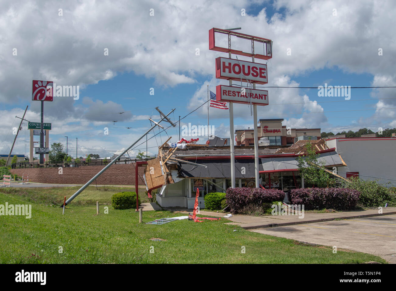 RUSTON, LA., U.S.A., 25 aprile 2019: due incidenti mortali e gravi danni alla proprietà sono risultati di un potente tornado che hanno colpito il nord Louisiana tow Foto Stock