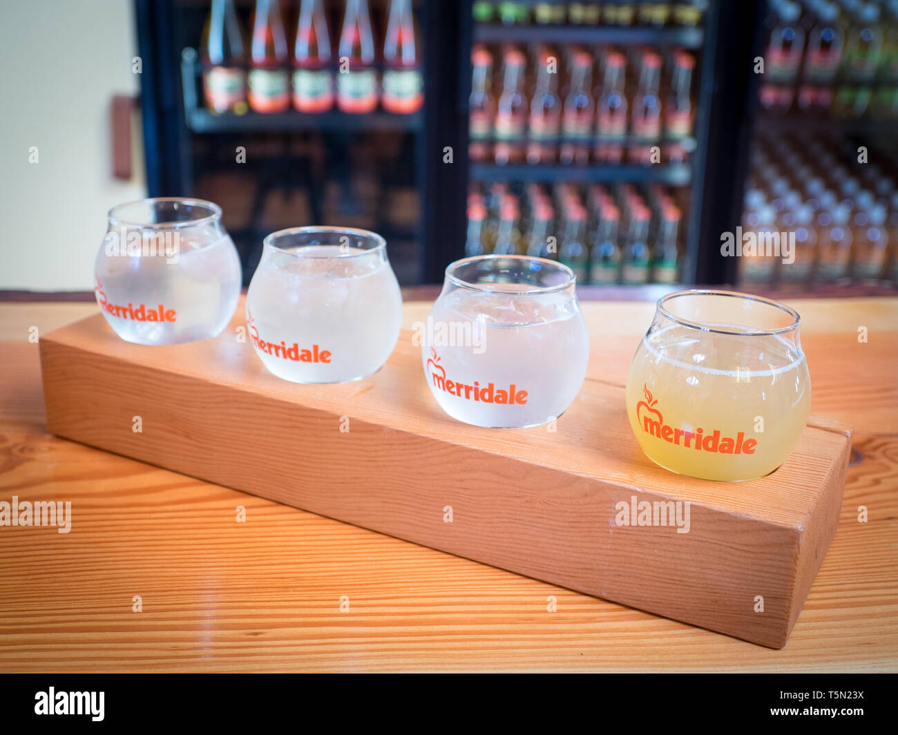 Un volo di imbarcazioni di bibite gassate e succo di mela alla degustazione Bar, Merridale Cidery e distilleria in ciottoli Hill, Cowichan Valley, British Columbia, Canada. Foto Stock