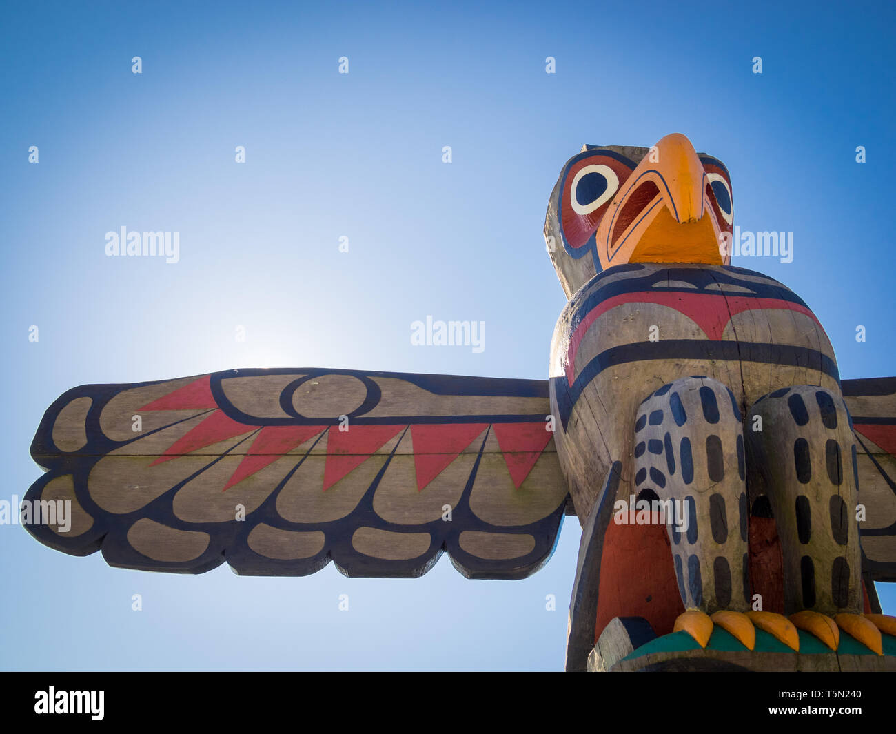 Un thunderbird su Salish recare poli, un totem scolpito da Coast Salish carver Stan modeste. Malahat, Isola di Vancouver, British Columbia, Canada. Foto Stock