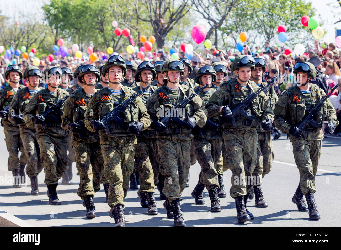 Russia, Nakhodka, 05/09/2017. I soldati in combattimento il camuffamento con fucili di assalto AK-74 marzo sulla sfilata annuale Giornata della vittoria il 9 maggio. Onore di vittoria Foto Stock