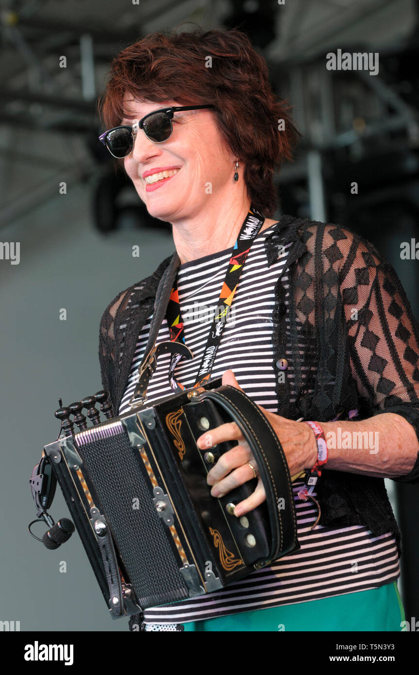 Lettore di fisarmonica e cantante Ann Savoy di Magnolia sorelle effettuando al Womad Festival, Charlton Park, Regno Unito. Luglio 27, 2014. Foto Stock