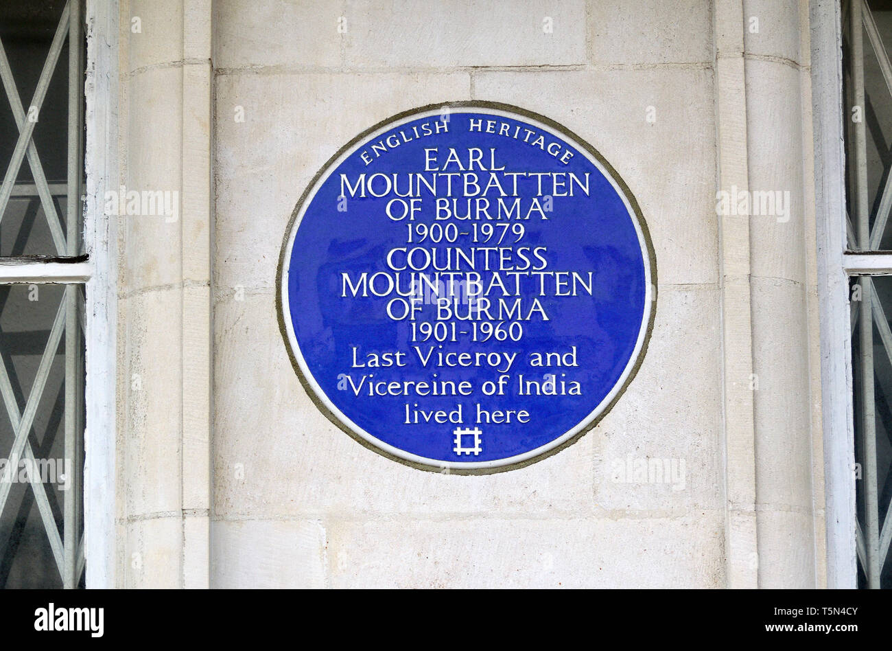 Londra, Inghilterra, Regno Unito. Blu Commemorative Plaque: Earl Mountbatten di Birmania 1900-1979 Contessa (Edwina) Mountbatten di Birmania 1901-1960 ultimo viceré e Foto Stock