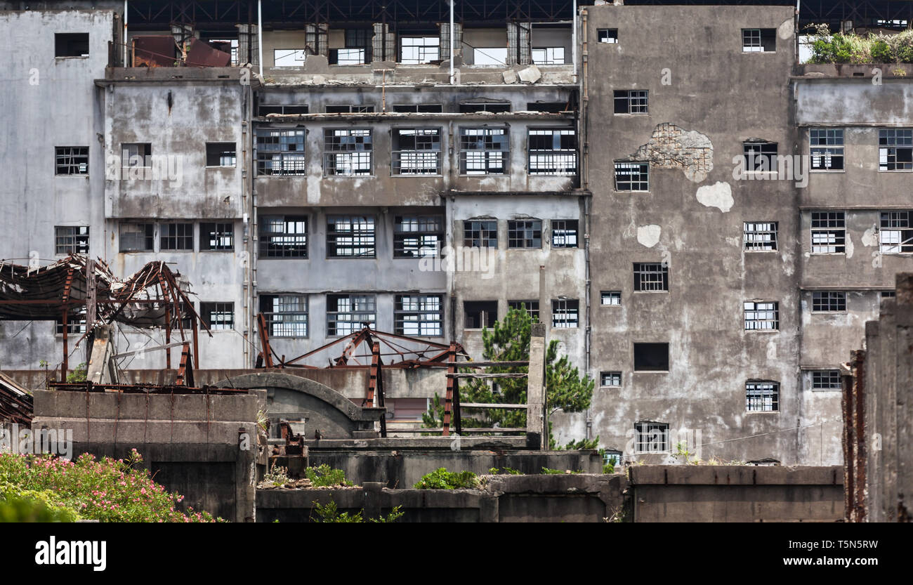 L'isola abbandonata di Hashima, al largo di Nagasaki, Giappone,resa famosa nel film di James Bond 'Skyfall'. Questo è il vecchio edificio scolastico. Foto Stock