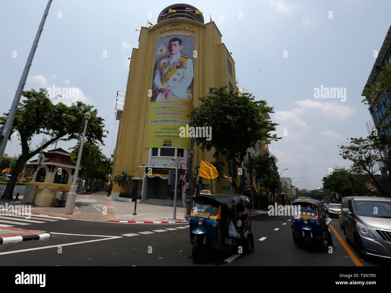 Un ritratto della Thailandia del re Maha Vajiralongkorn Bodindradebayavarangkun (Rama X) visto in un edificio davanti al royal incoronazione a Bangkok. Foto Stock