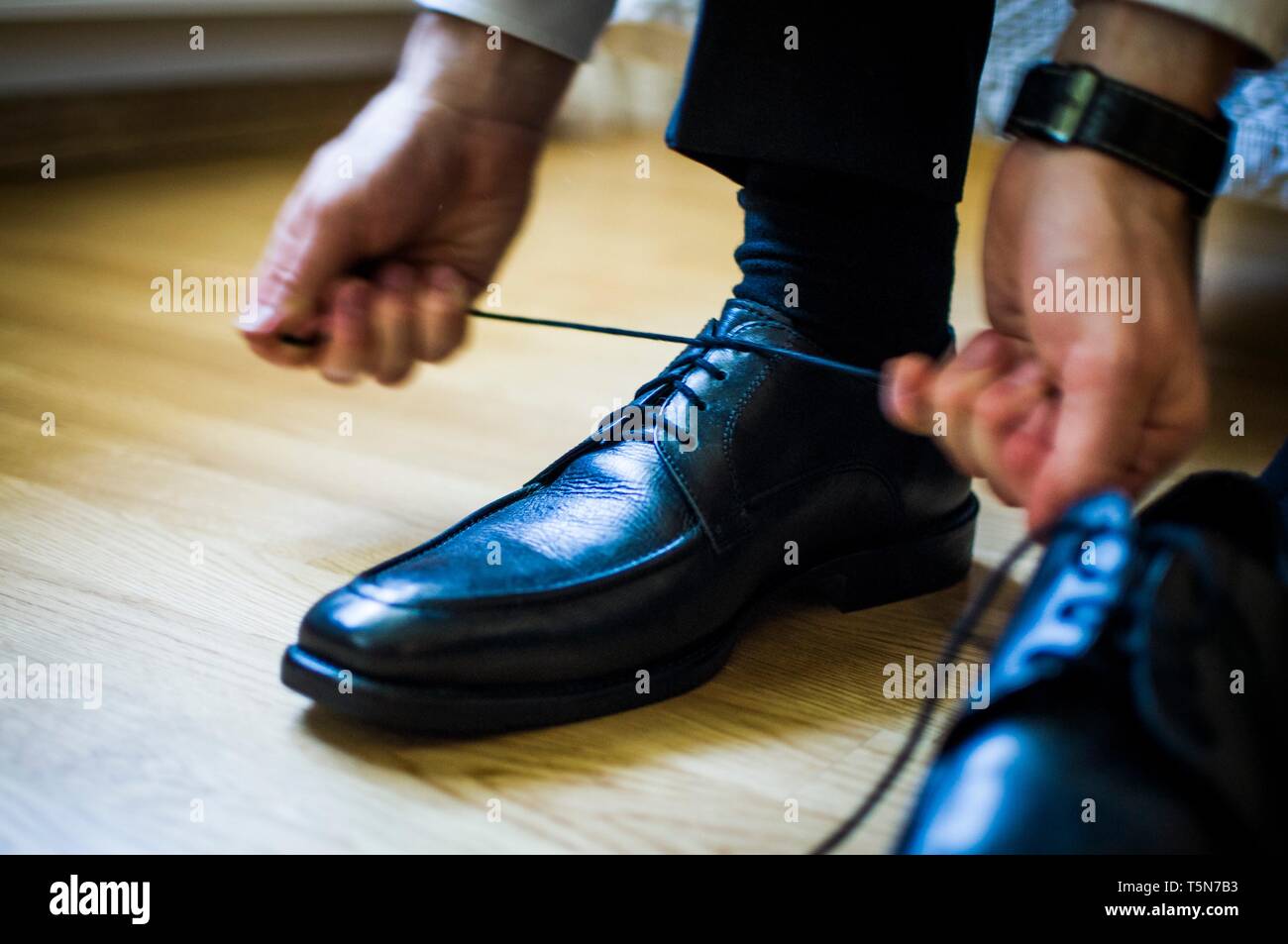 L'uomo lace up scarpa nel suo giorno di nozze Foto Stock