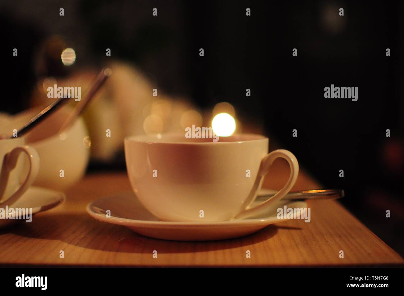 White tazza di tè in cafe. Messa a fuoco morbida dello sfondo Foto Stock