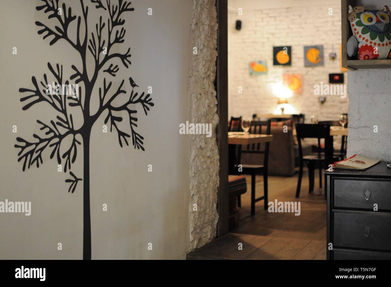 Interno di art cafe con bella foto e bellissimo albero sulla parete Foto Stock
