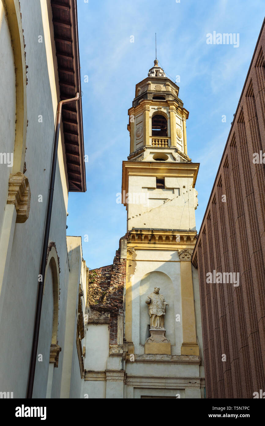 Il campanile della chiesa di San Sebastiano, Biblioteca Civica di Verona, Biblioteca Pubblica in Via Cappello a Verona, Italia Foto Stock