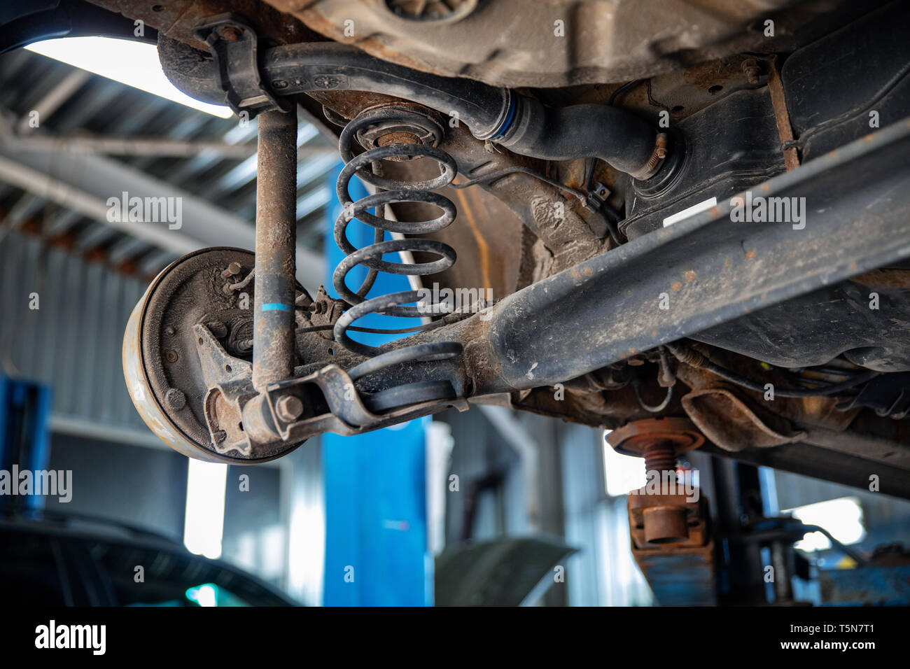 Auto riparazioni e manutenzione closeup di sospensione per auto Foto Stock