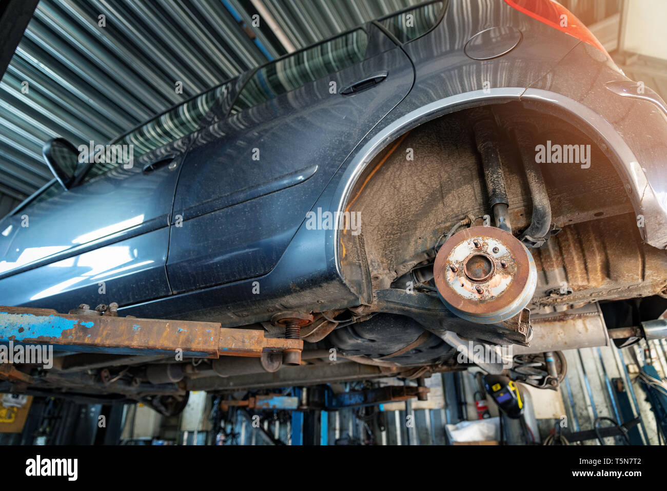 Auto manutenzione sospensione. veicolo sulla riparazione auto di ascensore di servizio Foto Stock