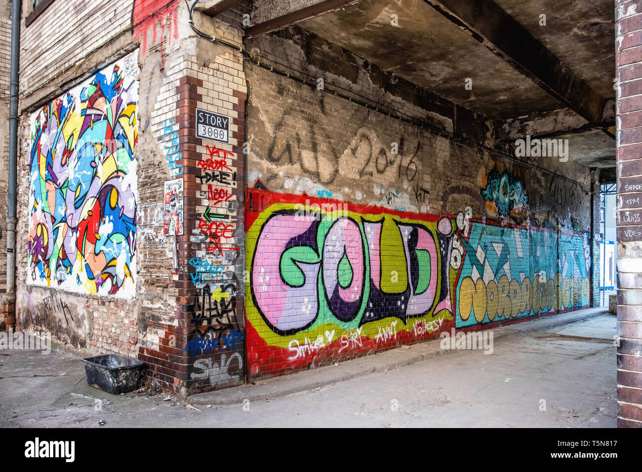 Nozze, Berlino. Cortile interno di fatiscenti vecchio edificio industriale accanto al fiume Panke a Gerichtstrasse 23. Residenziali e uso aziendale. Foto Stock