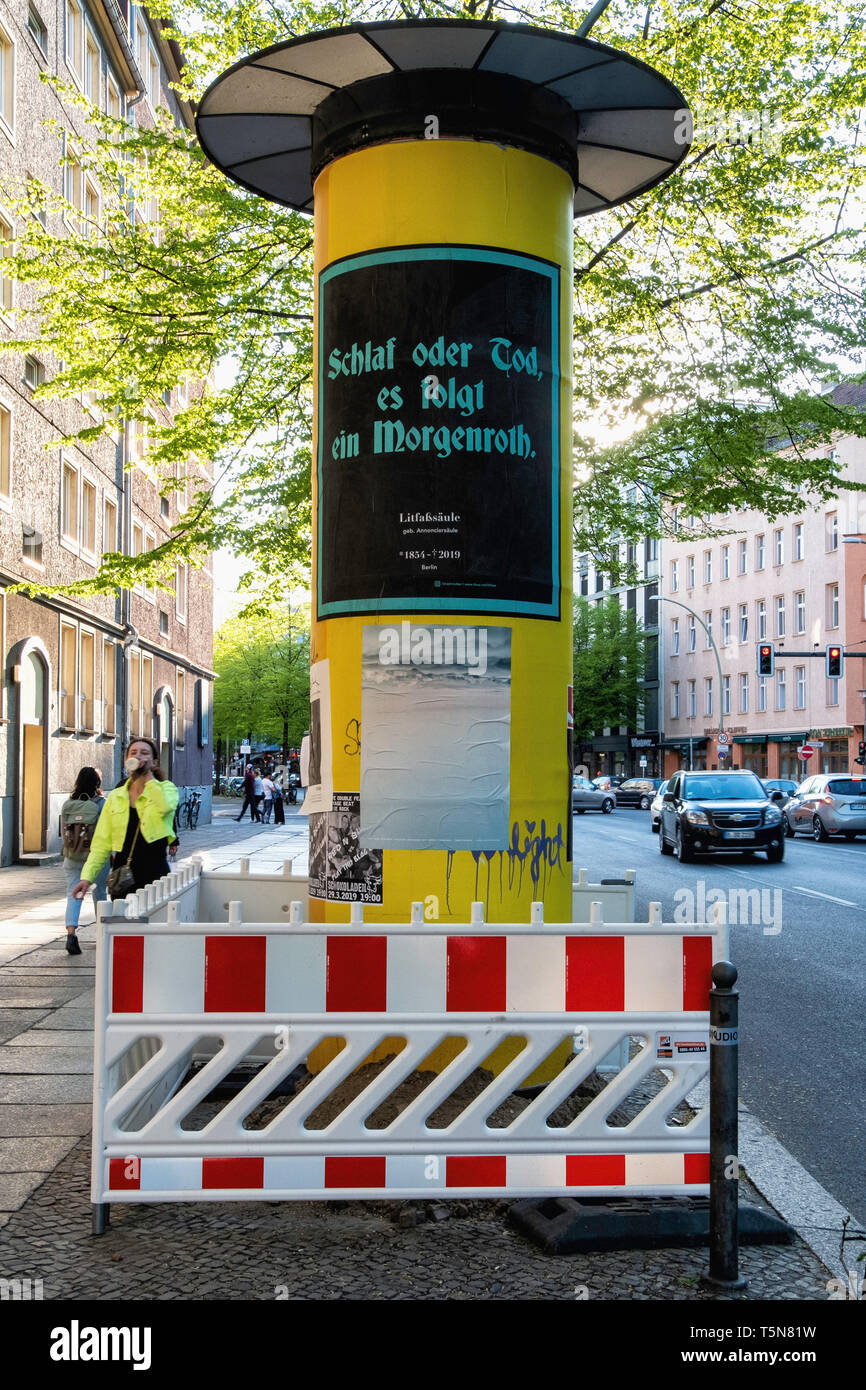 Berlino, Mitte. Litfaßsäule, colonna Litfass 1854 -2019. Pubblicità cilindrico colonne inventato dalla stampante tedesco Ernst Litfass nel 1854. Foto Stock