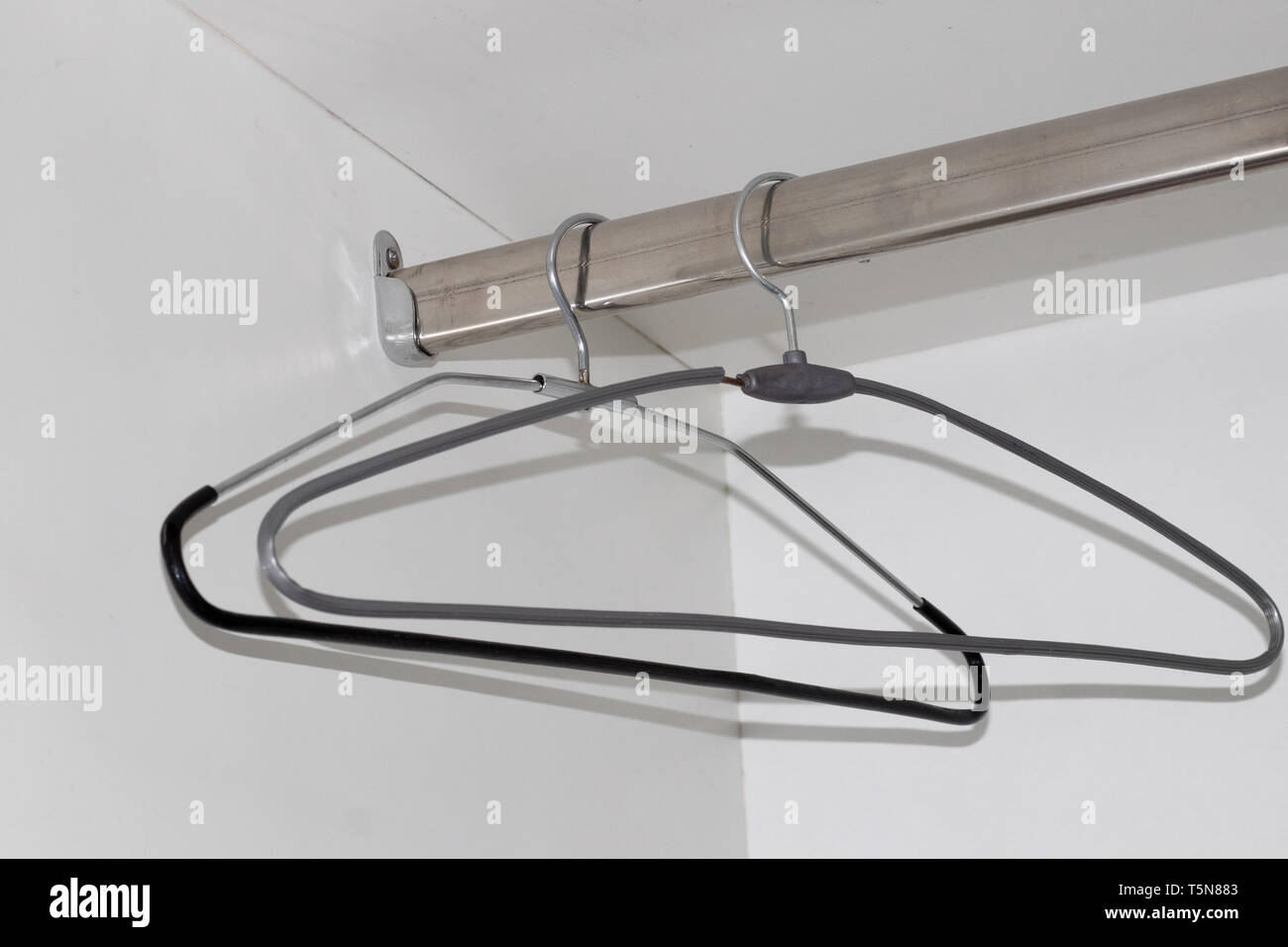 Appendiabiti vuoti appesi all'interno dell'armadio o di Elmira Foto Stock