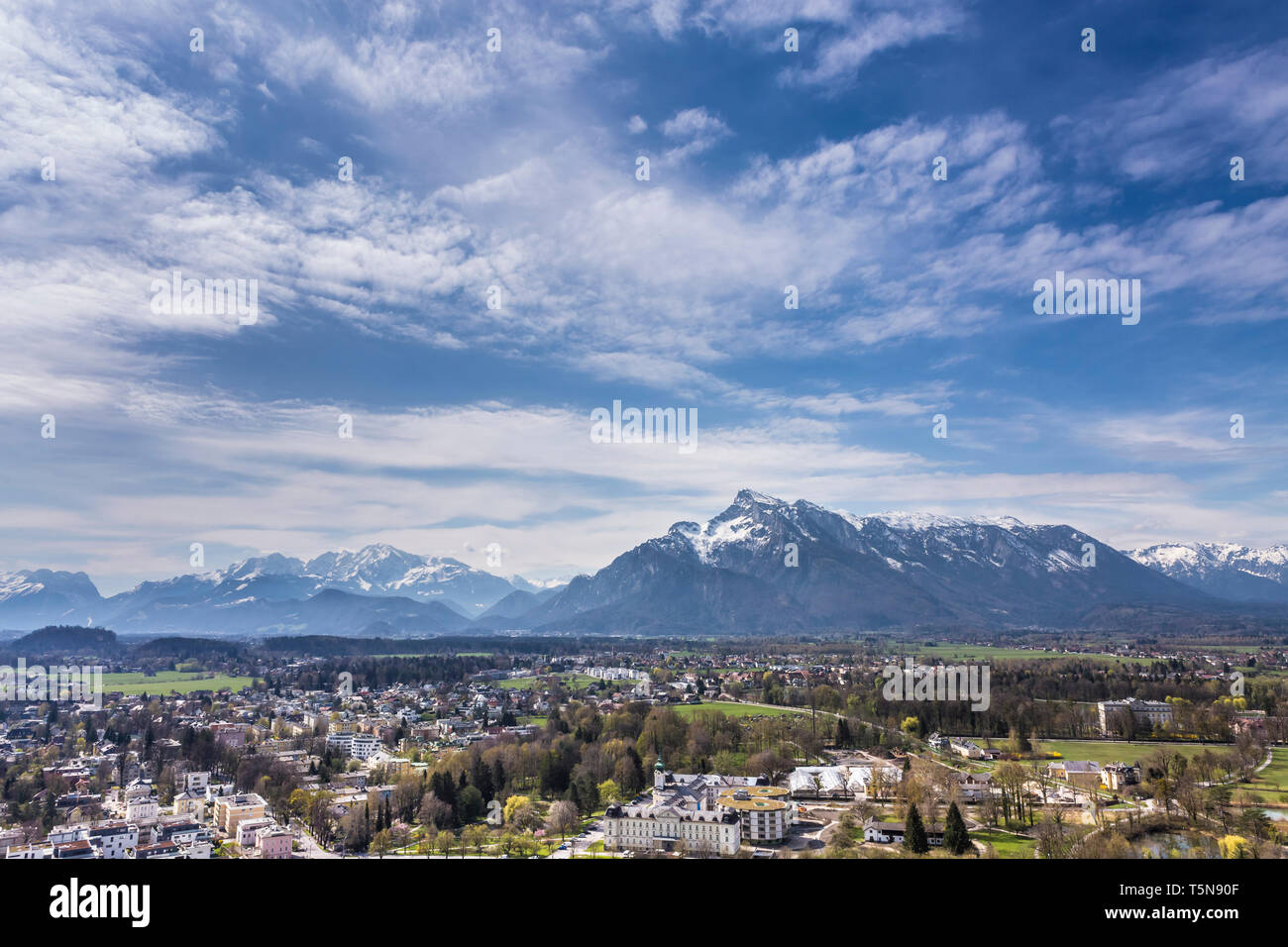 Bellissimo il cielo blu con nuvole sopra modello di Salisburgo in primavera con vedute verso sud delle Alpi, in Germania e in Austria Foto Stock