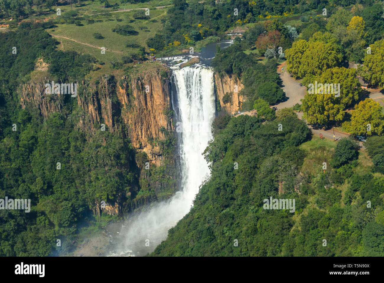 Volando Air photo affacciato rocky alte scogliere bianche di fiume il potere di acqua schiantarsi oltre al fondo della valle. Foto Stock