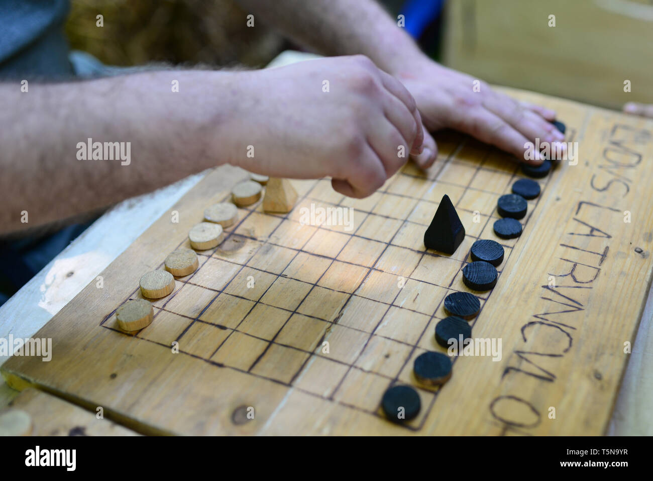 Soldato Romano giocando a un gioco chiamato Ludus Latrunculorum Foto Stock