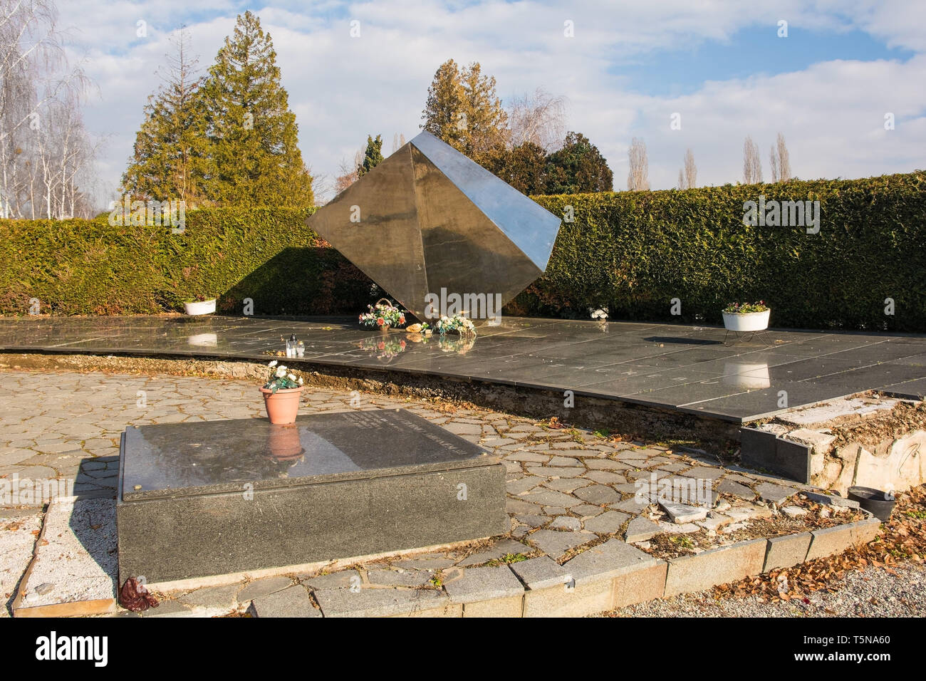 Zagabria, Croazia - 30 dicembre 2018. Una Jugoslavia era memoriale di guerra in un cimitero Mirogoj nella capitale croata Zagabria per commemorare il 1974 Zagre Foto Stock