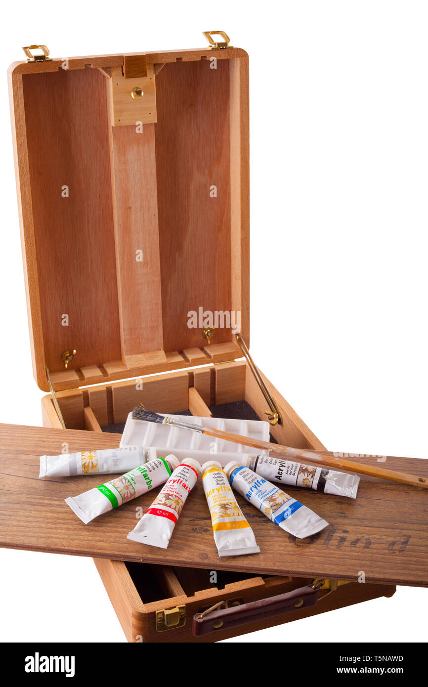 Vernici acriliche su un cavalletto - isolato su un backgrond bianco Foto Stock