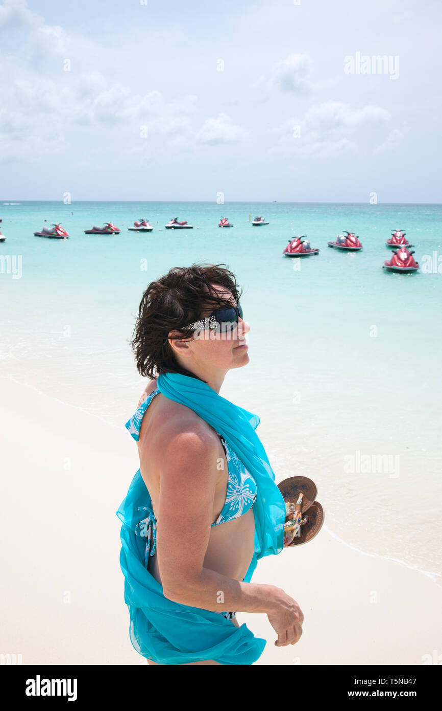 Una donna al Eagle Beach di Aruba. Foto Stock