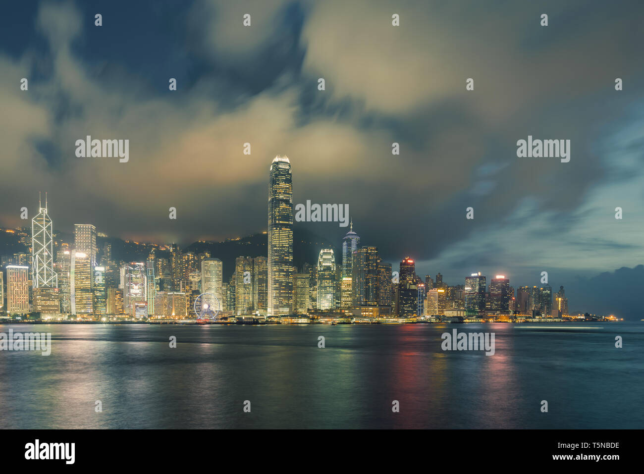 Vista notturna del porto di Victoria in Hong Kong. Foto Stock