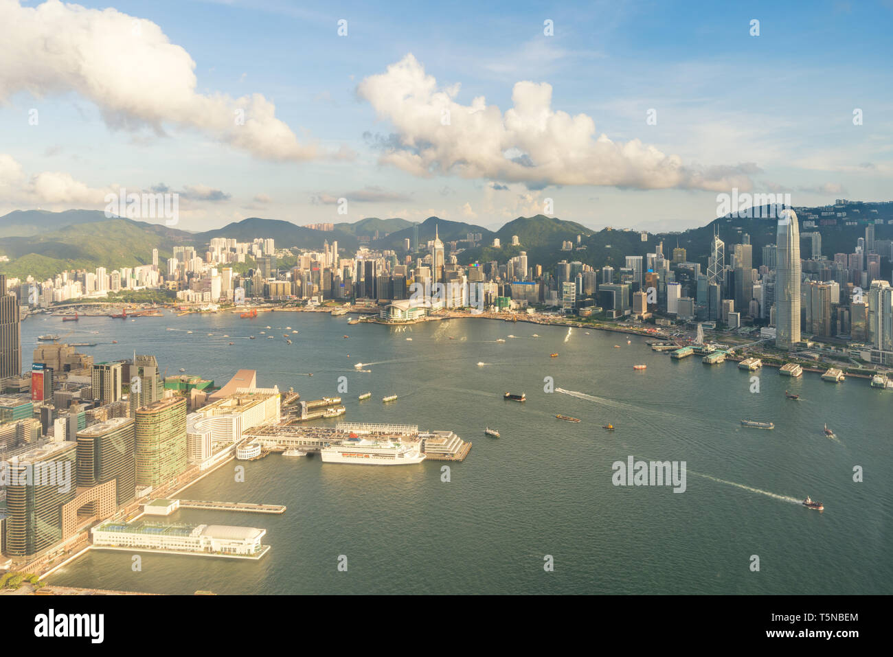 Vista aerea della skyline di Hong Kong e del porto di Victoria con il blu del cielo di Hong Kong. Asia. Foto Stock