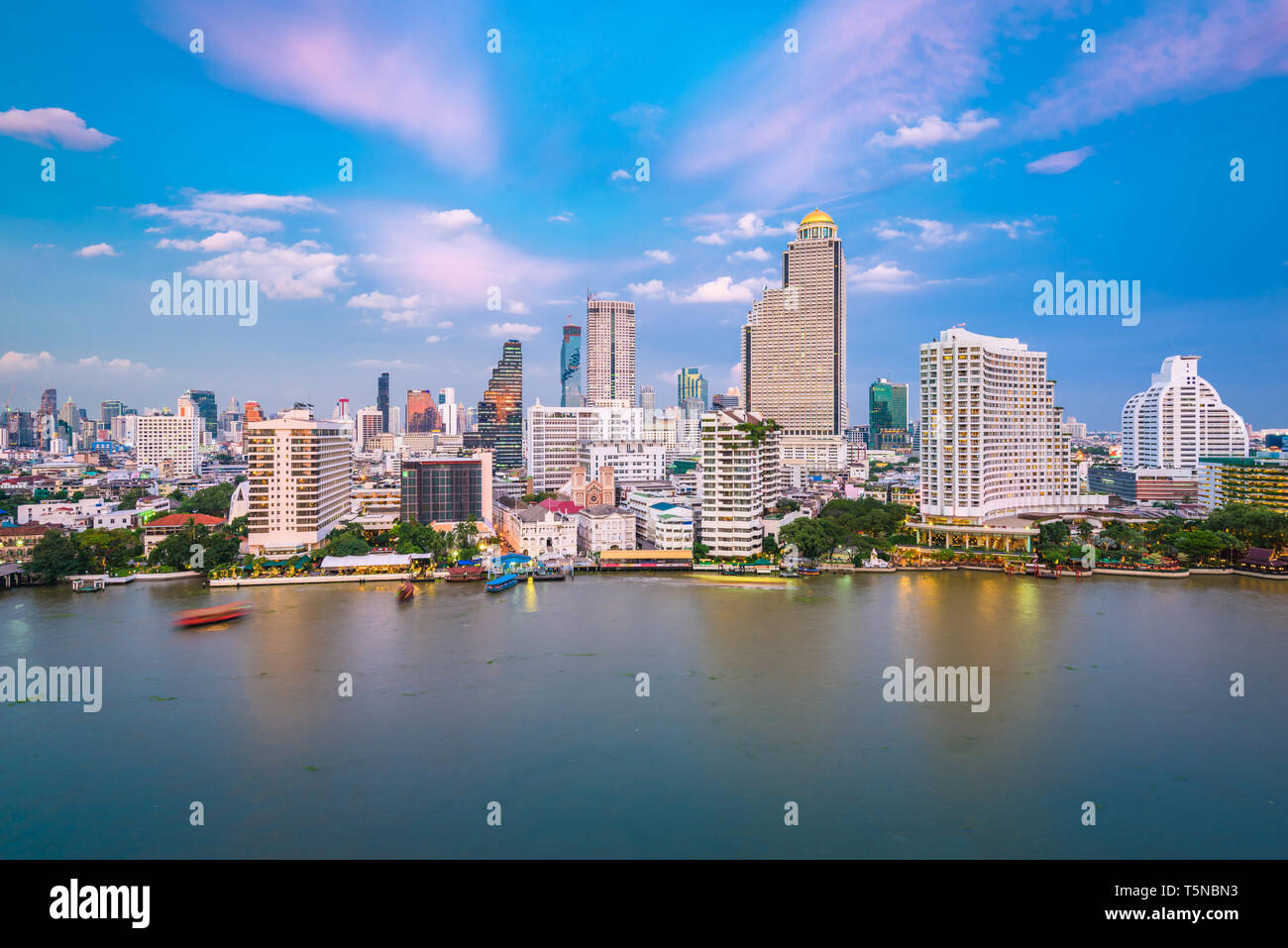 Bangkok, Thailandia cityscape sul fiume al tramonto. Foto Stock