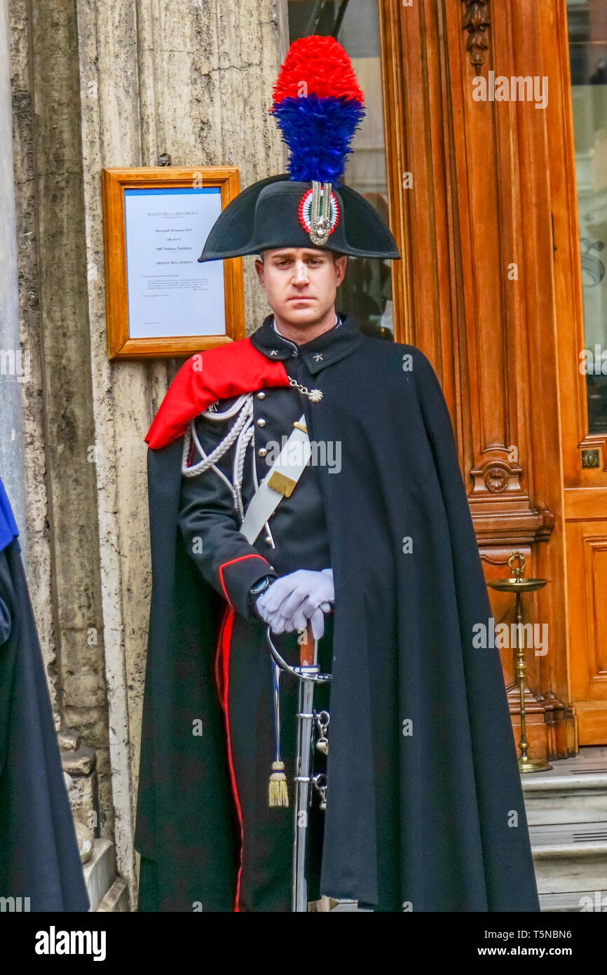 Colorato di Rosso guardia italiano Palazzo Madama Senato edificio Repubblica Roma Italia Foto Stock