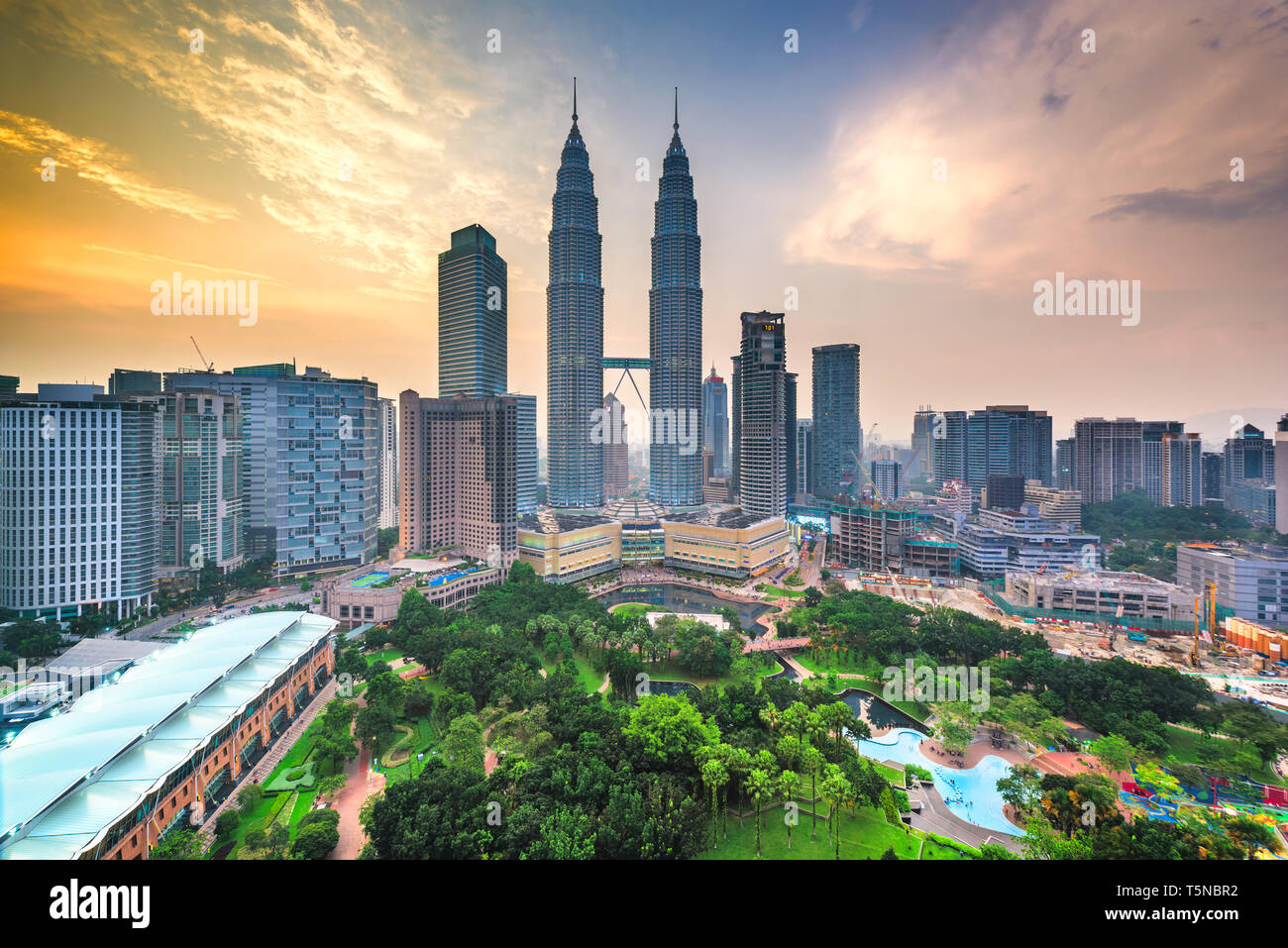 Kuala Lumpur, Malesia park e sullo skyline al tramonto. Foto Stock