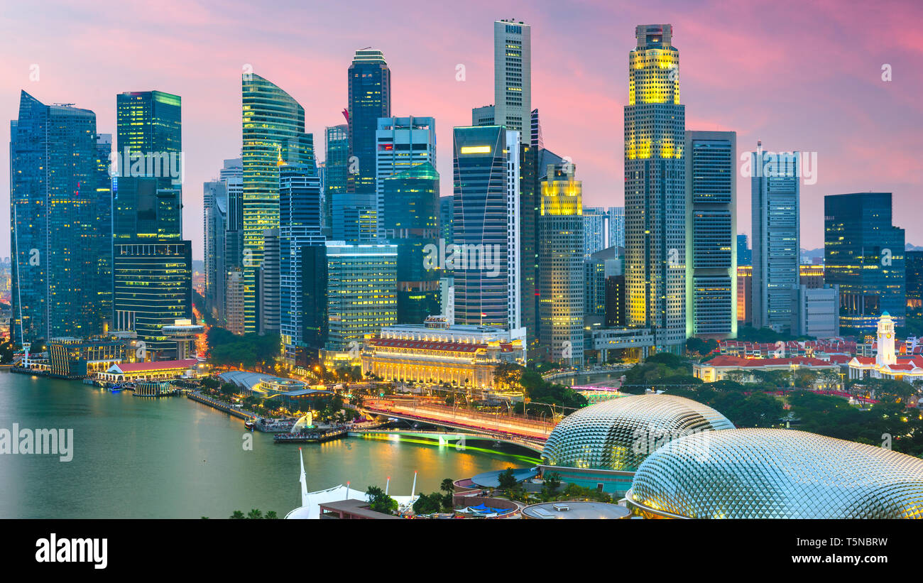 Singapore skyline della città da sopra al crepuscolo. Foto Stock