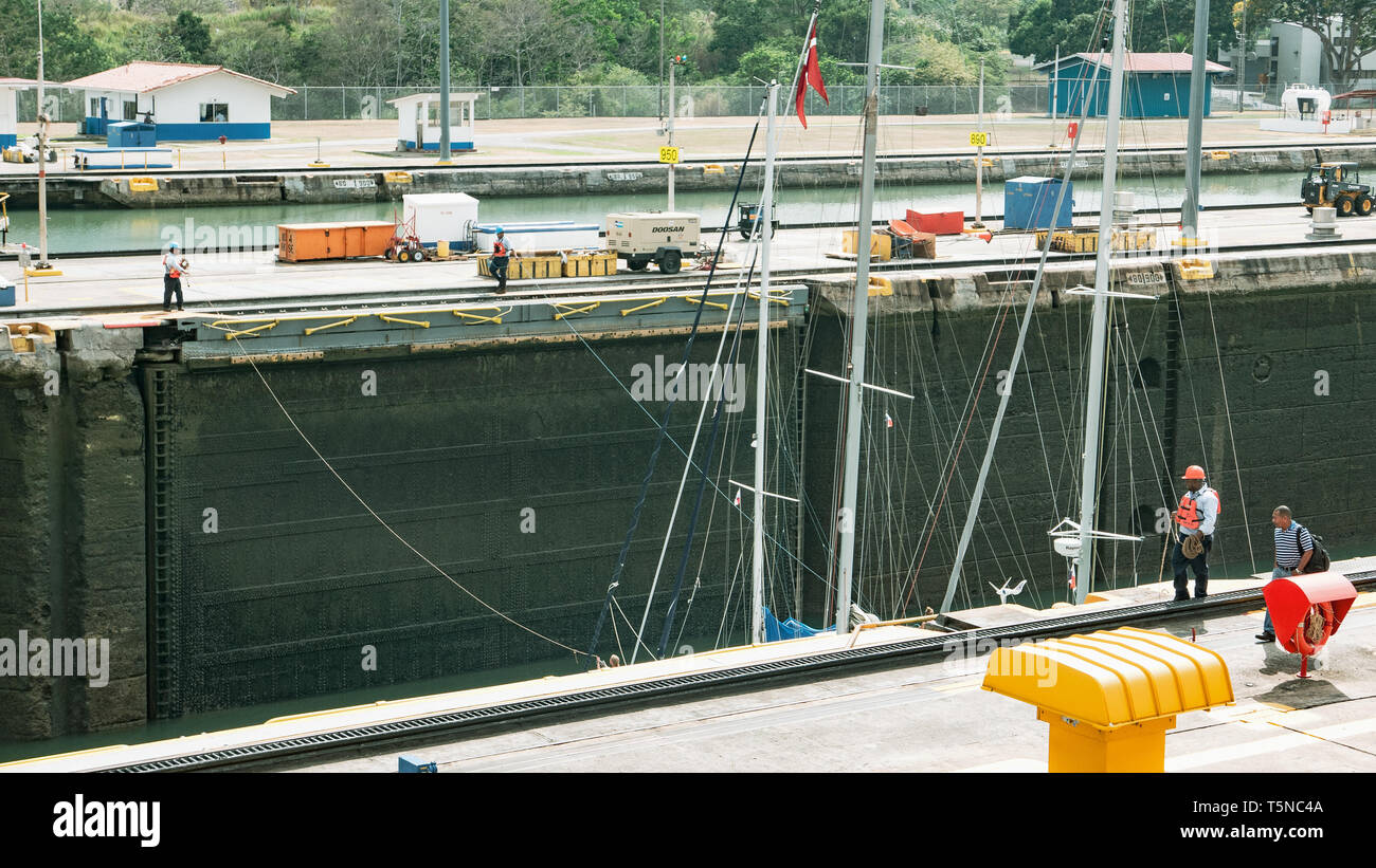 Il canale di guida dei dipendenti a mano tre barche a vela si diressero insieme attraverso il blocco di Miraflores utilizzando linee Foto Stock