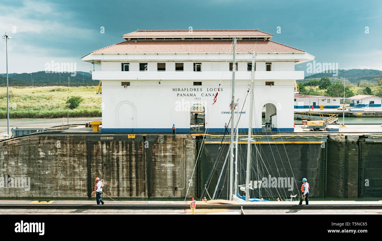 Il canale di guida dei dipendenti a mano tre barche a vela si diressero insieme attraverso il blocco di Miraflores utilizzando linee Foto Stock