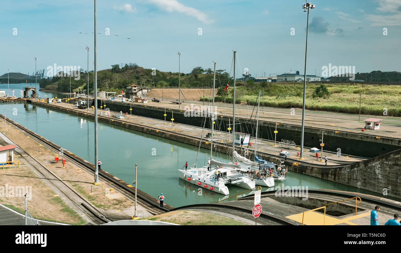 Il canale di guida dei dipendenti a mano tre barche a vela si diressero insieme attraverso il blocco di Miraflores utilizzando linee Foto Stock