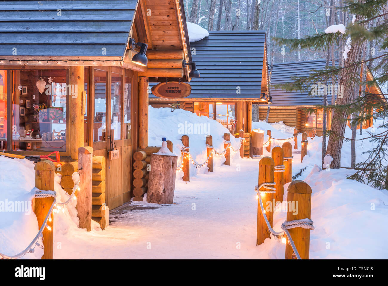 FURANO, Giappone - 15 febbraio 2017: Ningle Terrazza al crepuscolo. La collezione di cottage situato nei boschi sono negozi boutique specializzata in han Foto Stock