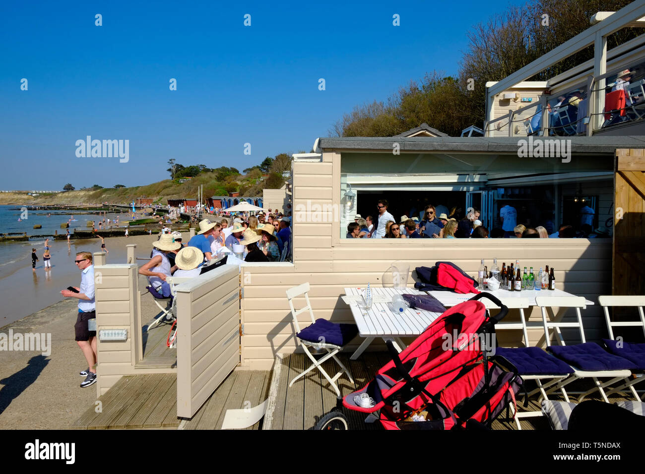 La Capanna Beach Bar e ristorante in un affollato durante il weekend di Pasqua sabato a Colwell Bay, Isle of Wight, Regno Unito. Foto Stock