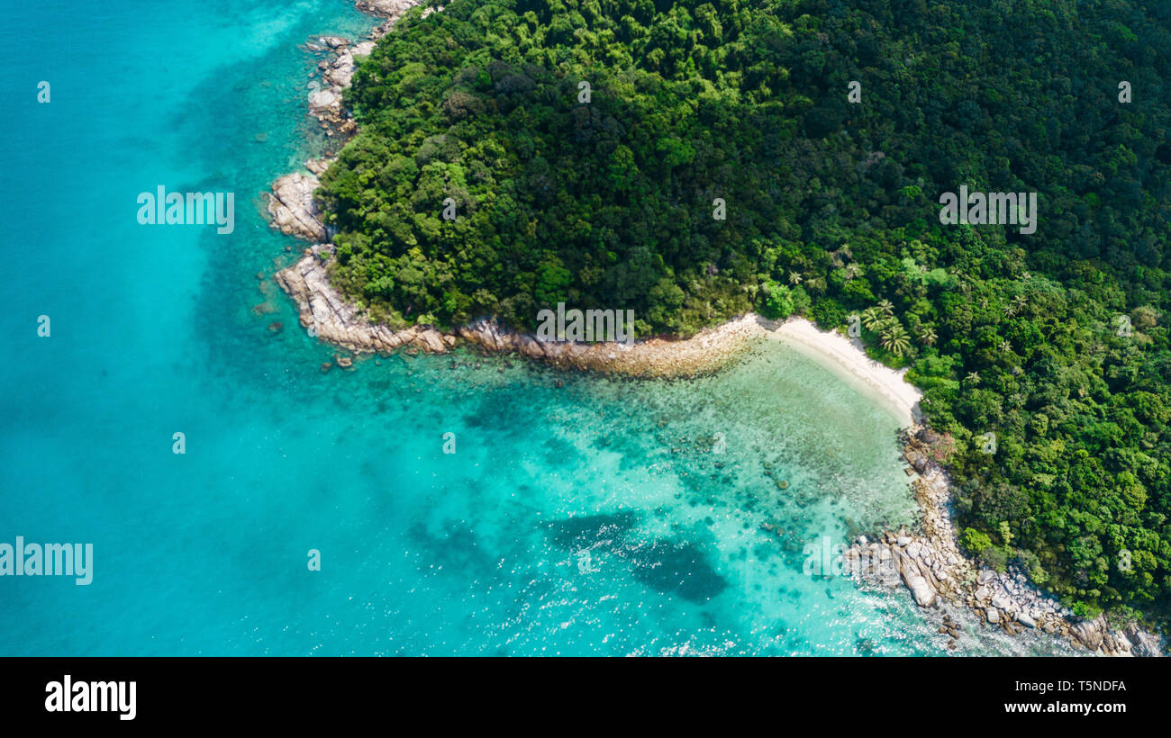 Vista aerea di una bellissima spiaggia in Malesia. Turtle Beach in Pulau Perhentian Kecil Foto Stock