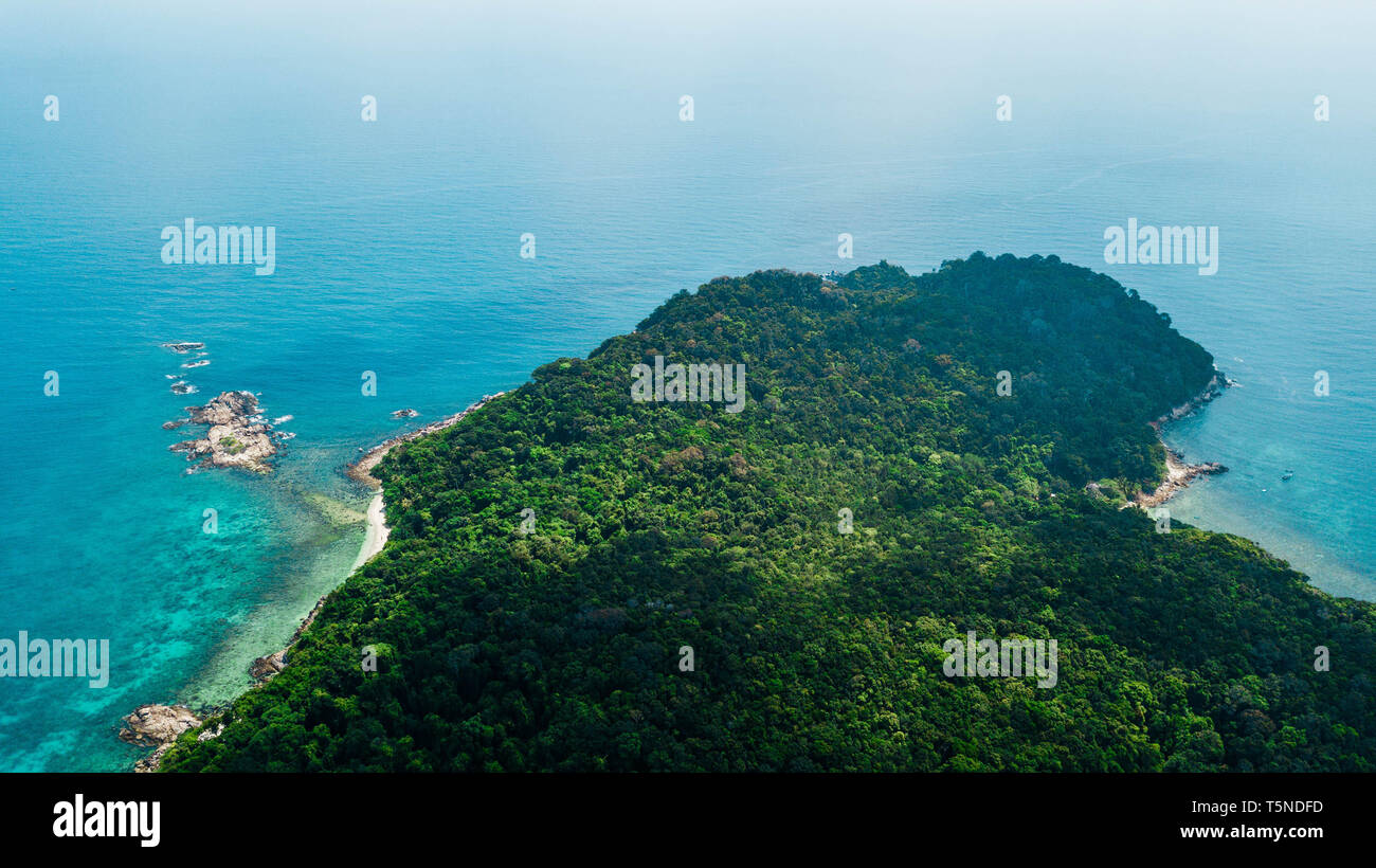 Destinazione di viaggio in estate. Vista aerea di una bellissima spiaggia in Malaysia: Pulau Perhentian Kecil Foto Stock