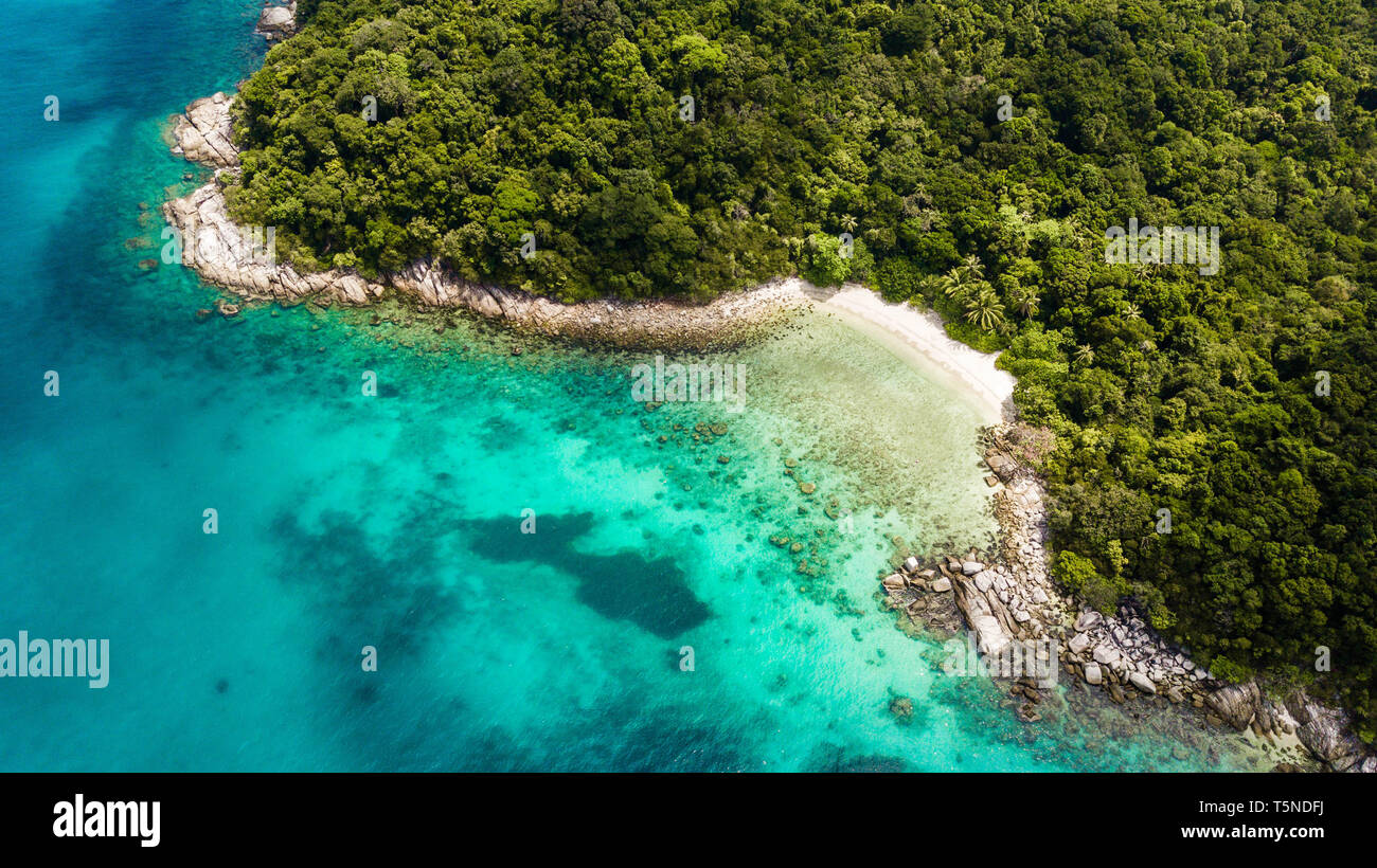 Tropicale sulla spiaggia di sabbia con palme e acqua cristallina in Malesia Foto Stock