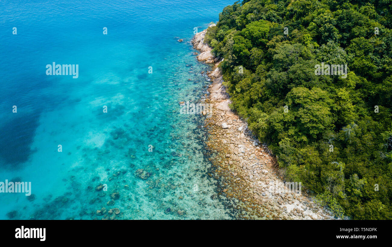 Vista aerea della spiaggia tropicale in Malaysia. Isola Perhentina Foto Stock