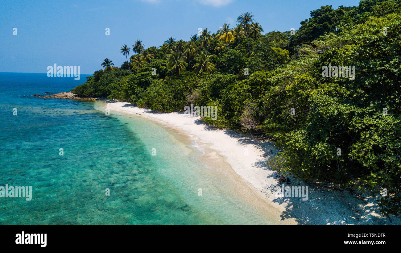 Incredibile vista aerea della spiaggia tropicale con nessuno in estate. Destinazione di vacanza in Malesia. Tropicale sulla spiaggia di sabbia con palme e acqua cristallina Foto Stock