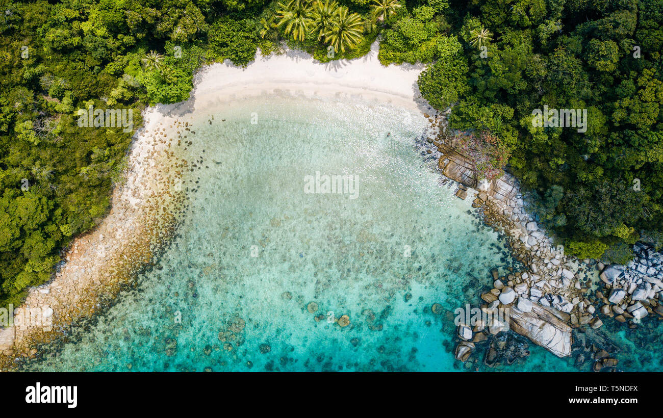 Incredibile vista aerea della spiaggia tropicale con nessuno in estate. Destinazione di vacanza in Malesia. Tropicale sulla spiaggia di sabbia con palme e acqua cristallina Foto Stock