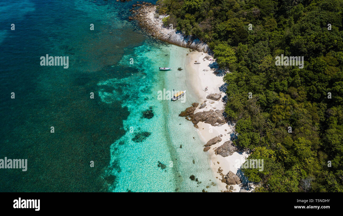 Scenario tropicale vista aerea in Malaysia. Perfetta di sabbia bianca, palme con acqua turchese Foto Stock