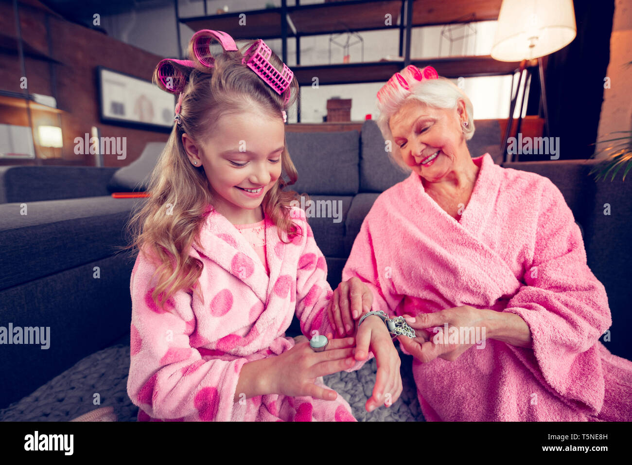 Cura la trasmissione via IR granny dando la sua ragazza carina anello e bracciale Foto Stock