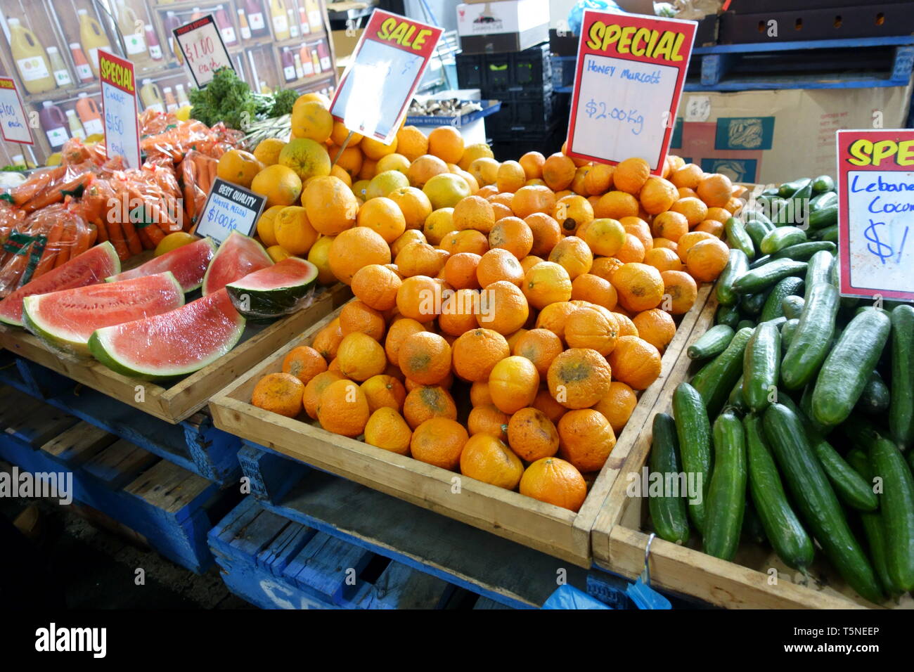 La frutta e la verdura fresca, arance, anguria, cetriolo e carote vengano venduti al mercato Queen Victoria Melbourne Victoria Australia Foto Stock