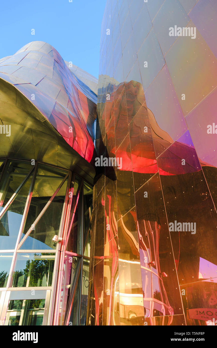 Una vista parziale del Museo di cultura pop per la struttura di un edificio creando interessanti riflessi sulla sua superficie al centro di Seattle, Seattle, Stati Uniti d'America. Foto Stock